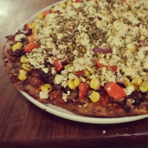vegetarisk pizza, hälsosam pizza, pizza med linfrö, pizza med fetaost, enkel vegetarisk pizza,